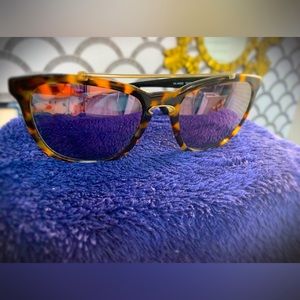 VALENTINO TORTOISESHELL ROSE MIRRORED AUTHENTIC SUNGLASSES
Excellent Condition